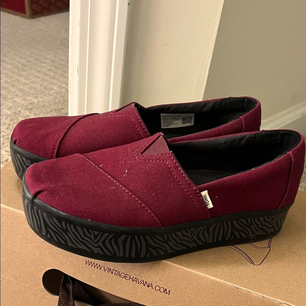 TOMS size 6 Women's Deep Red Platform Shoes
